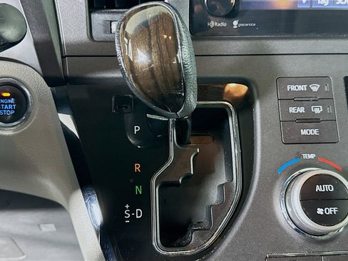 Used 2015 Toyota Sienna XLE FWD image 24