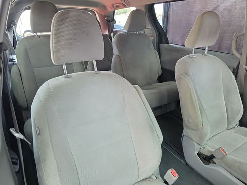 Used 2019 Toyota Sienna L w/ Carpet Mat Package image 22