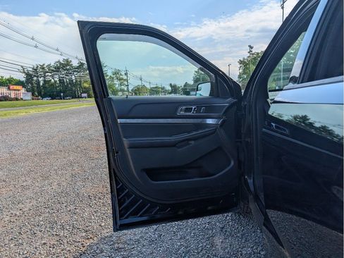 Used 2018 Ford Explorer XLT AWD/4WD image 10