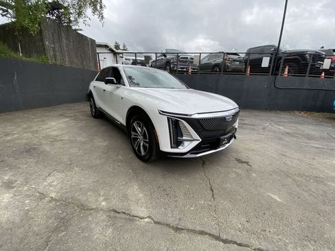 Used 2025 Cadillac Lyriq Luxury AWD/4WD image 8