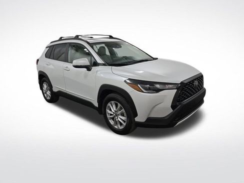 Used 2023 Toyota Corolla Cross LE image 3