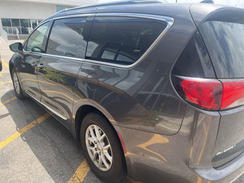 Used 2020 Chrysler Pacifica Touring-L image 3
