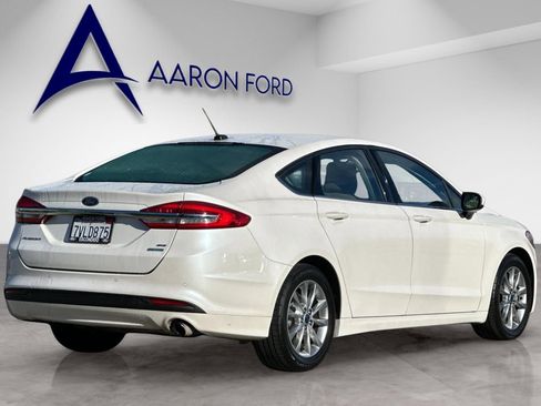 Used 2017 Ford Fusion SE w/ Fusion SE Technology Package image 5