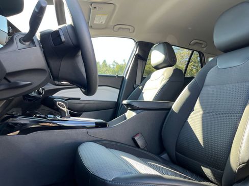 Used 2025 Chevrolet Trax LT image 25