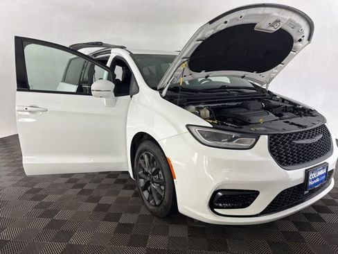 Used 2021 Chrysler Pacifica Touring-L w/ Premium & Safety Sphere Group image 15