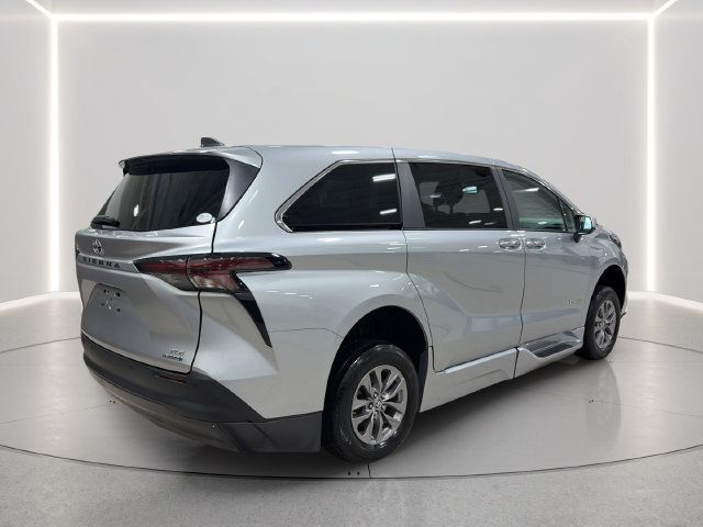 Used 2023 Toyota Sienna XLE FWD image 5