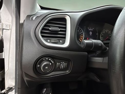 Used 2015 Jeep Renegade Latitude FWD image 21