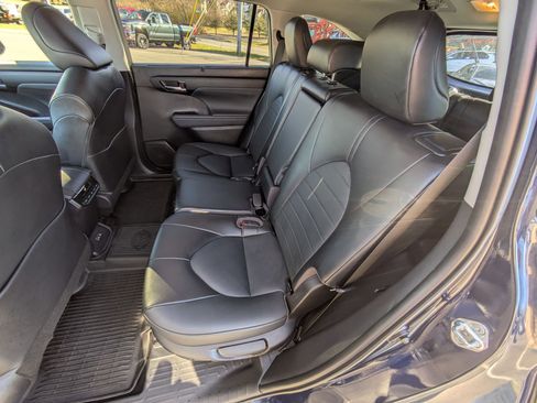 Used 2022 Toyota Highlander XLE image 20