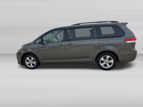 Used 2012 Toyota Sienna LE w/ Towing Pkg FWD image 6