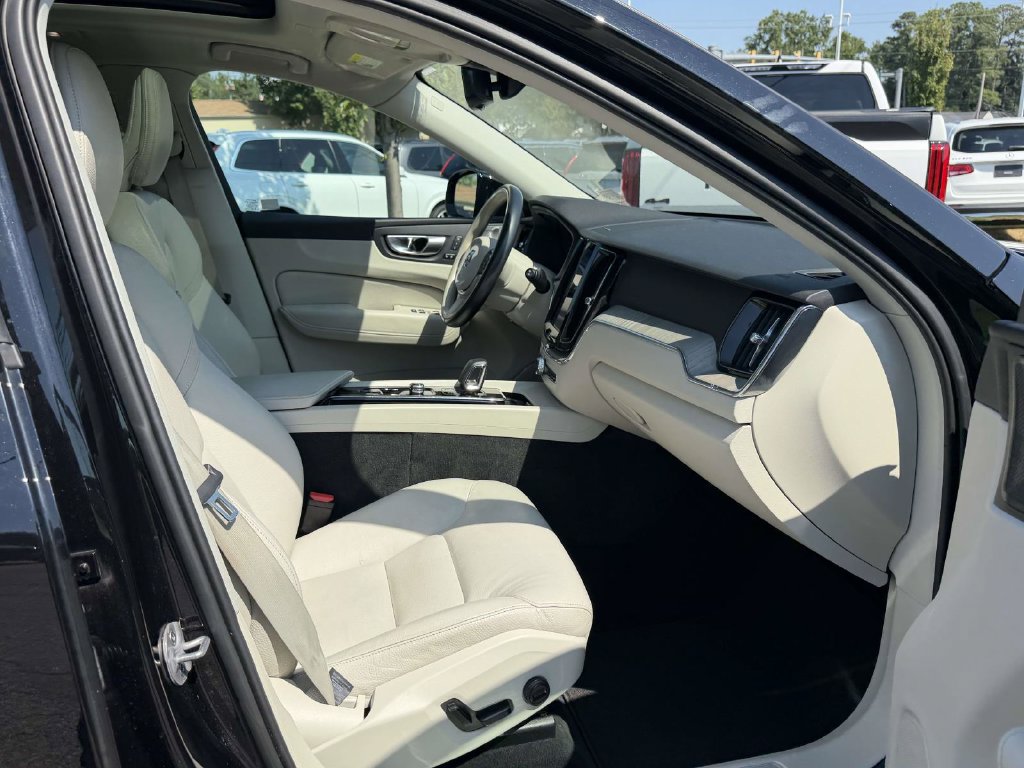 Used 2024 Volvo XC60 B5 Plus AWD/4WD image 12