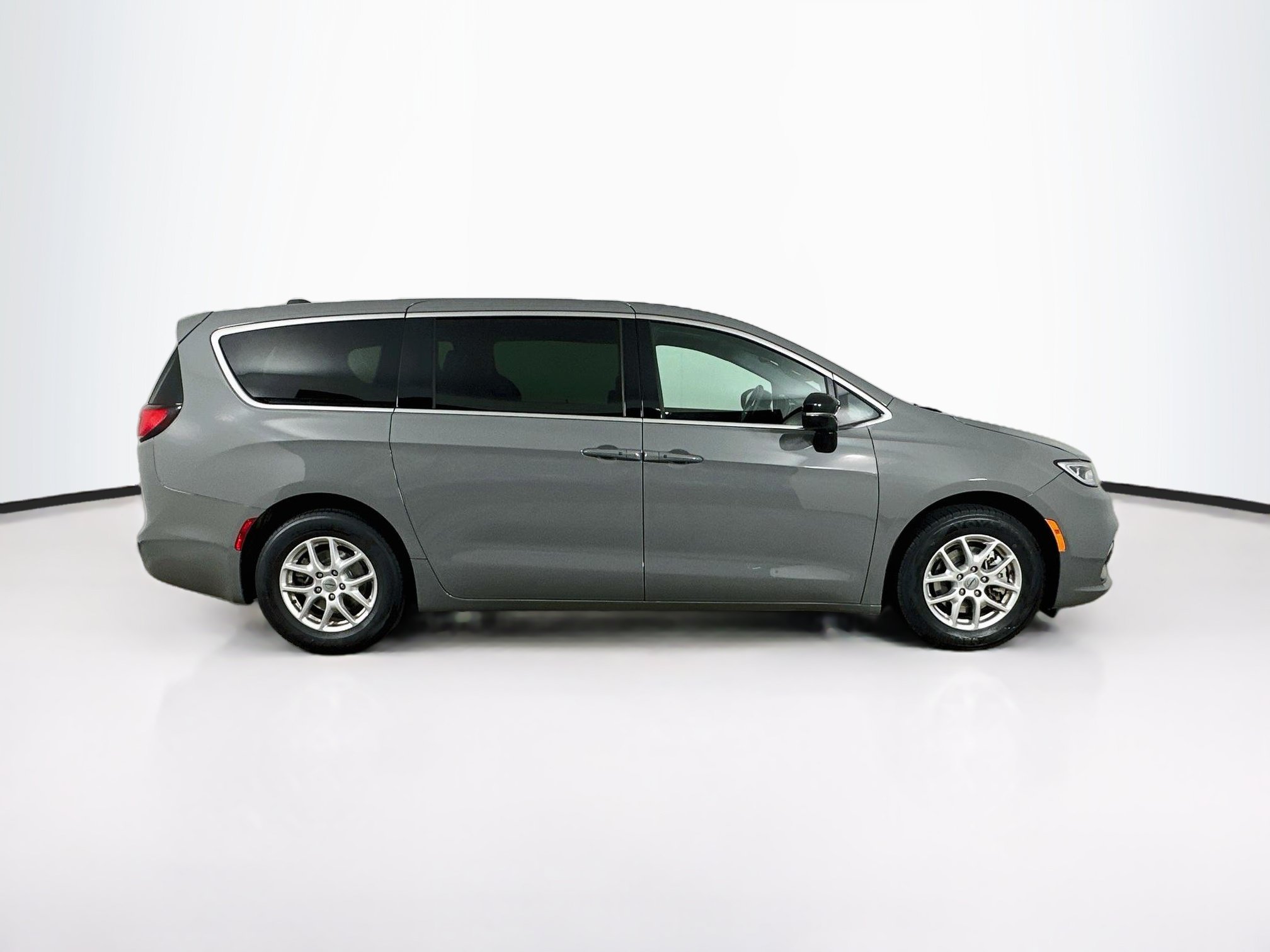 Used 2025 Chrysler Pacifica Select FWD image 10