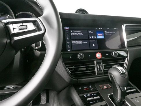 Certified 2025 Porsche Macan image 11