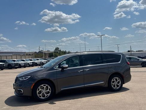 Used 2023 Chrysler Pacifica Limited FWD image 12