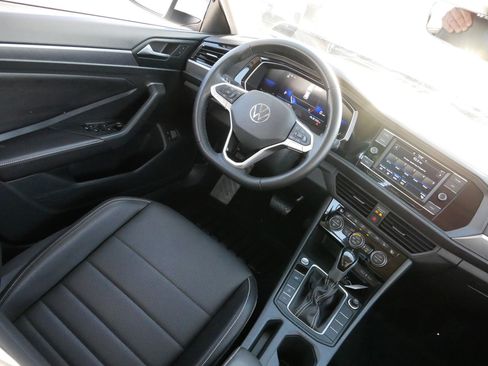 Certified 2023 Volkswagen Jetta SE image 9