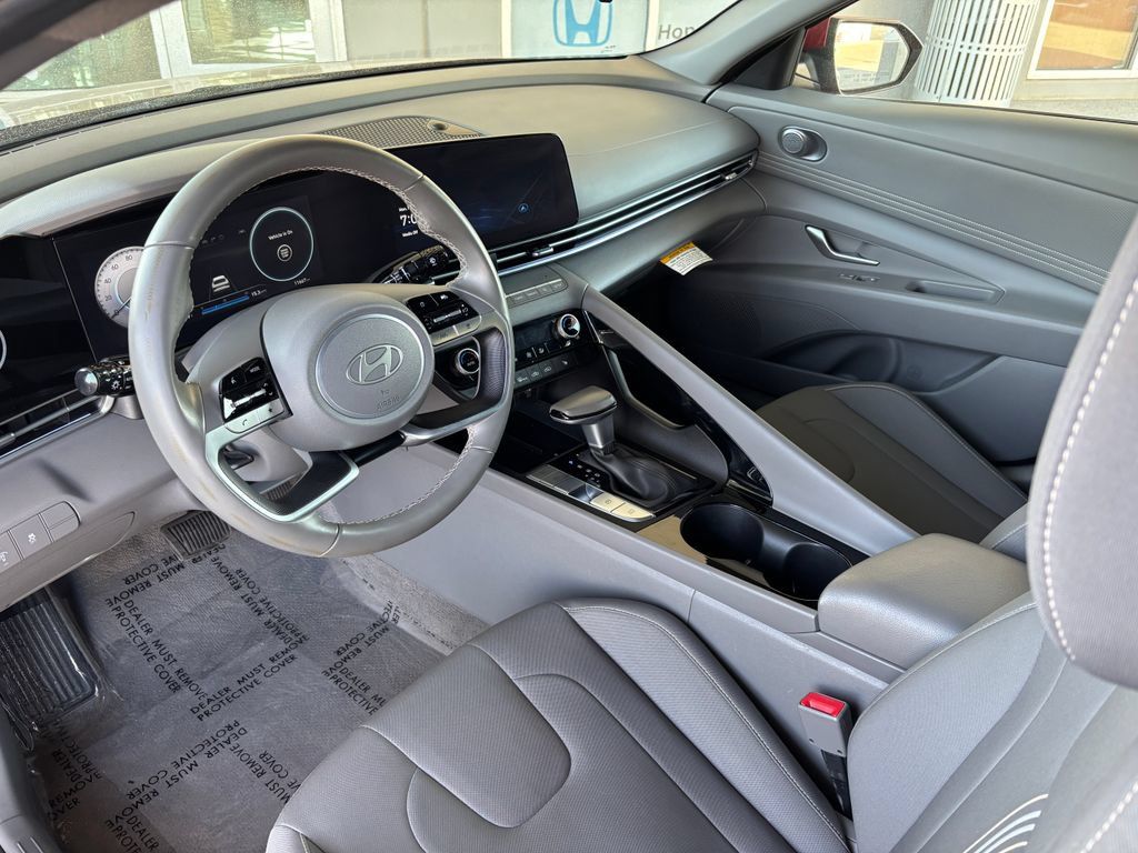 Used 2025 Hyundai Elantra SEL FWD image 9