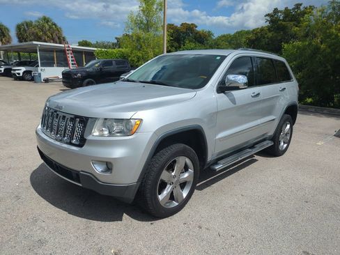 Used 2013 Jeep Grand Cherokee Overland w/ Advance Technology Group AWD/4WD image 10