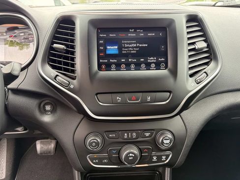 Used 2021 Jeep Cherokee Latitude Plus AWD/4WD image 29