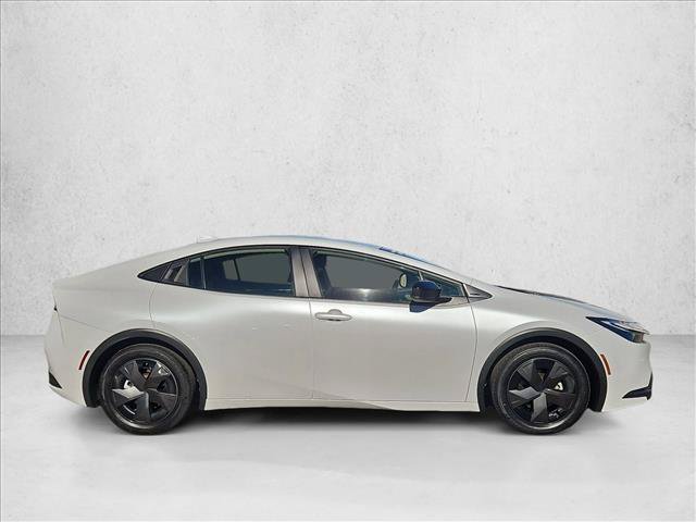 Used 2025 Toyota Prius LE FWD image 4