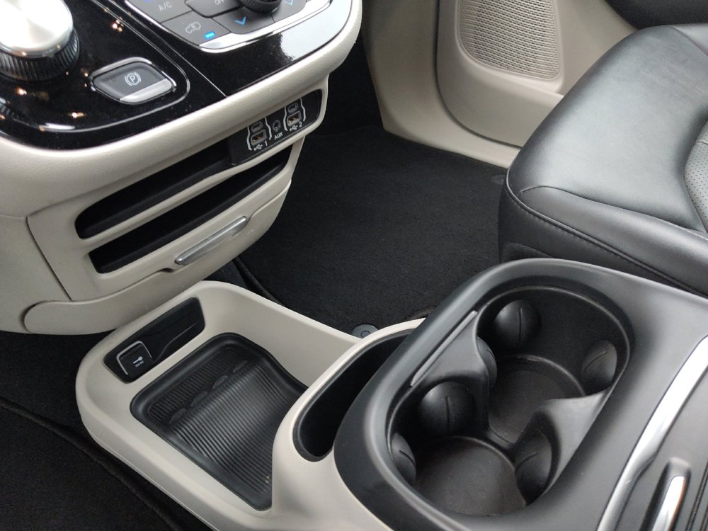 Used 2024 Chrysler Pacifica Touring-L FWD image 26