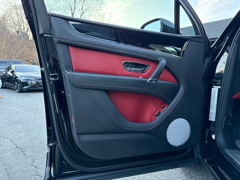 Used 2019 Bentley Bentayga image 34