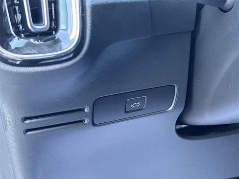 Certified 2023 Volvo XC40 B5 Core w/ Convenience Package image 17
