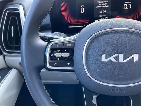 Used 2025 Kia Sorento S image 18