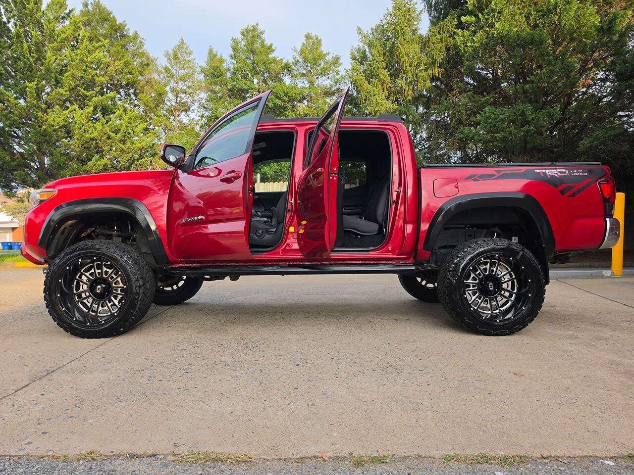 Used 2019 Toyota Tacoma TRD Off-Road AWD/4WD image 3