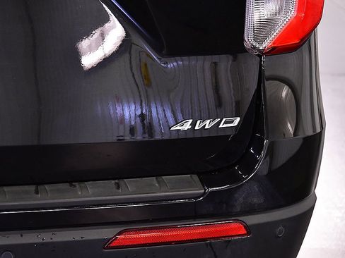 Used 2022 Ford Explorer XLT w/ Equipment Group 202A image 12