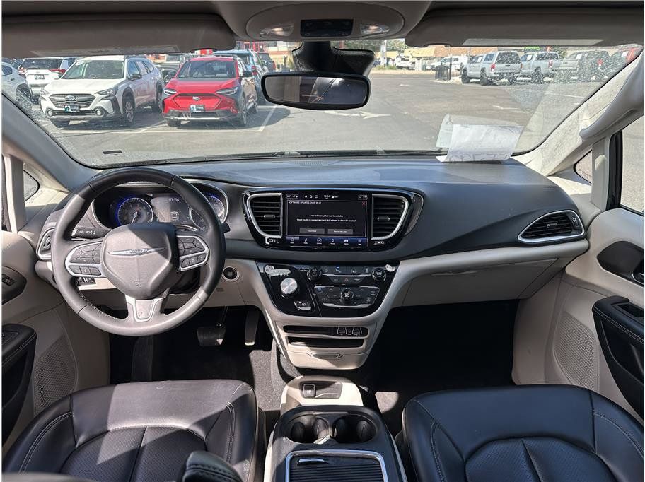 Used 2024 Chrysler Pacifica Touring-L FWD image 3