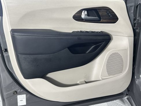 Used 2023 Chrysler Pacifica Limited FWD image 29