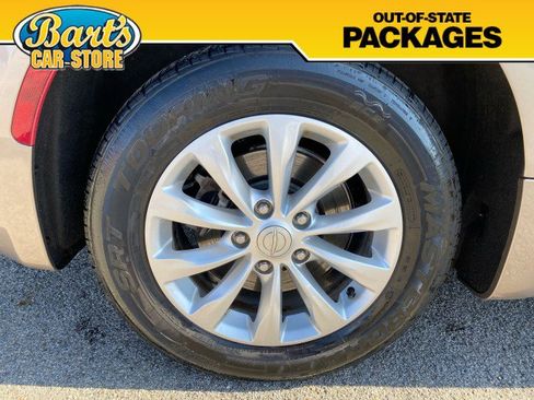 Used 2017 Chrysler Pacifica Touring-L image 7