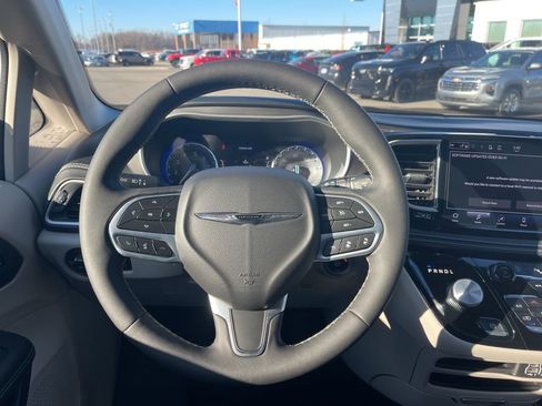 Used 2023 Chrysler Pacifica Touring-L image 18