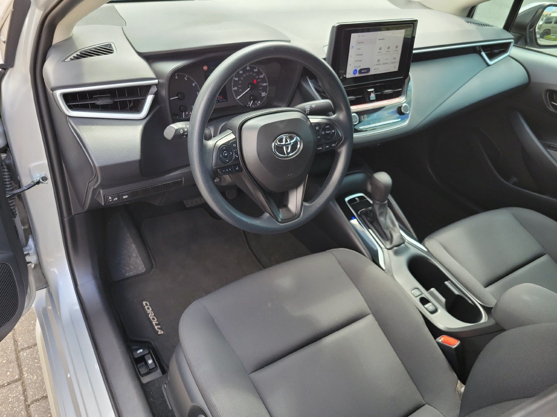 Used 2025 Toyota Corolla LE FWD image 23