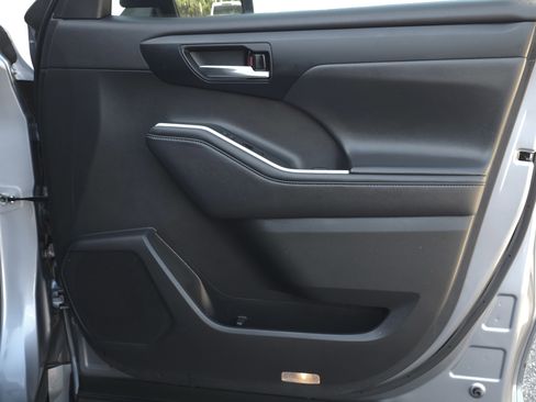 Used 2021 Toyota Highlander XLE image 46