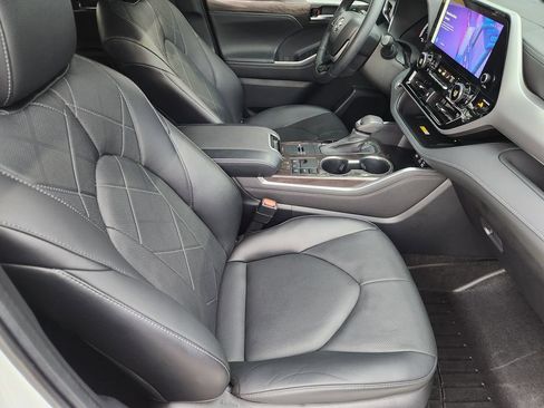 Used 2023 Toyota Highlander Platinum FWD image 14