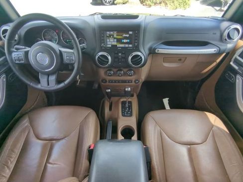 Used 2016 Jeep Wrangler Unlimited Sahara w/ Connectivity Group AWD/4WD image 16