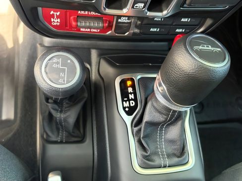 Used 2025 Jeep Gladiator Willys AWD/4WD image 27