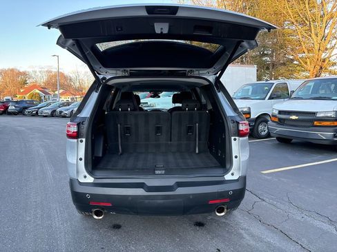 Used 2021 Chevrolet Traverse LT image 32