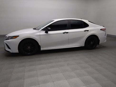 Used 2020 Toyota Camry SE image 2