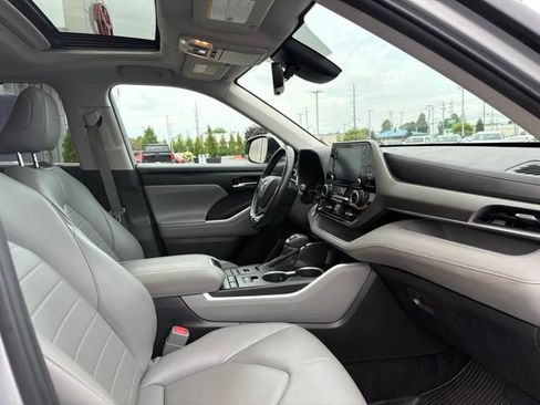 Used 2021 Toyota Highlander XLE AWD/4WD image 30