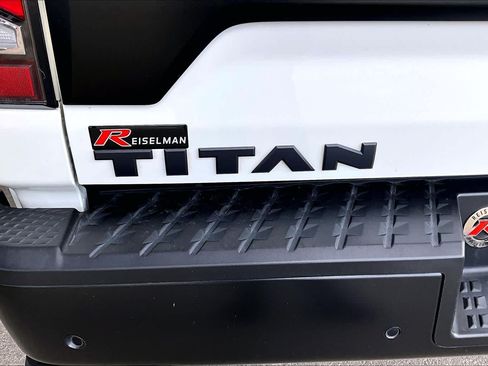 Used 2024 Nissan Titan PRO-4X w/ Pro-4x Convenience Package AWD/4WD image 10