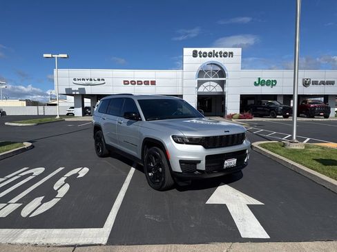 Used 2023 Jeep Grand Cherokee L Laredo image 1