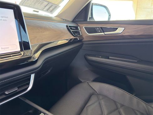 New 2026 Volkswagen Atlas SE image 18