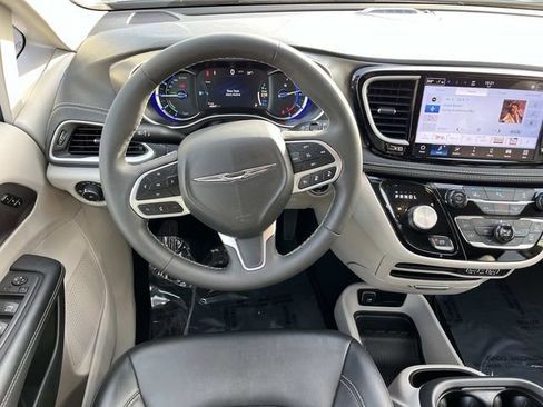 Used 2024 Chrysler Pacifica Limited FWD image 16