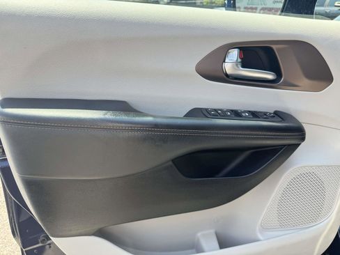 Used 2019 Chrysler Pacifica Touring-L FWD image 16