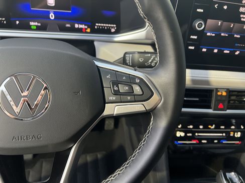 Certified 2025 Volkswagen Taos SE image 19