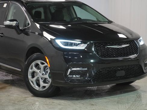 New 2023 Chrysler Pacifica Limited w/ Uconnect Theater Family Group image 3