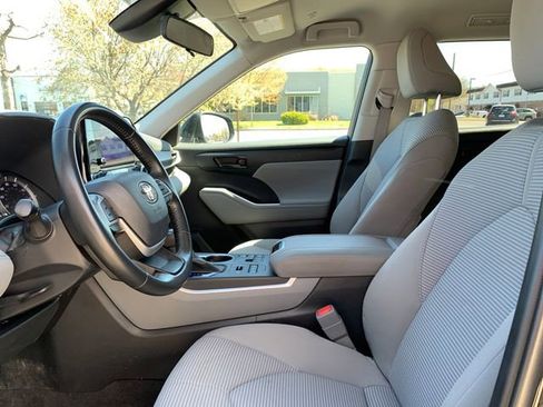Used 2023 Toyota Highlander AWD image 14