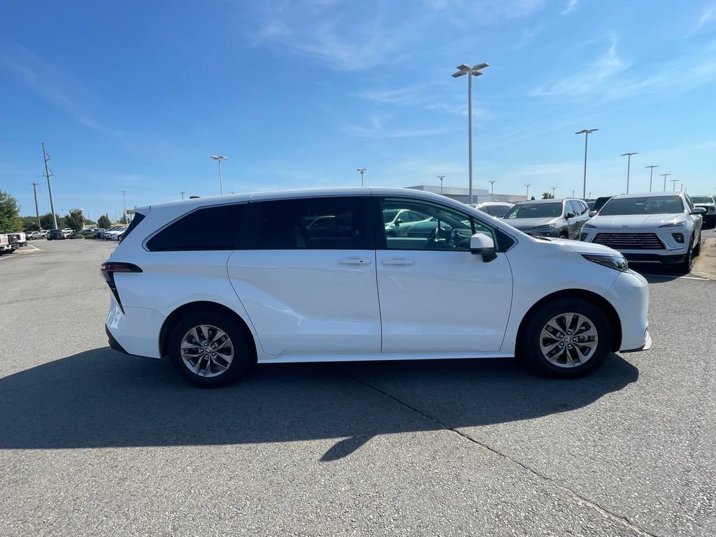 Used 2025 Toyota Sienna LE FWD image 8