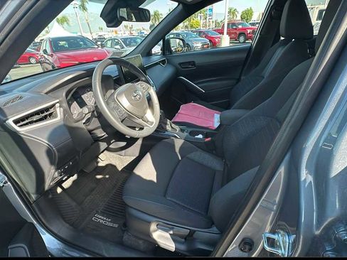 Used 2025 Toyota Corolla Cross AWD Hybrid w/ Moonroof Package image 3